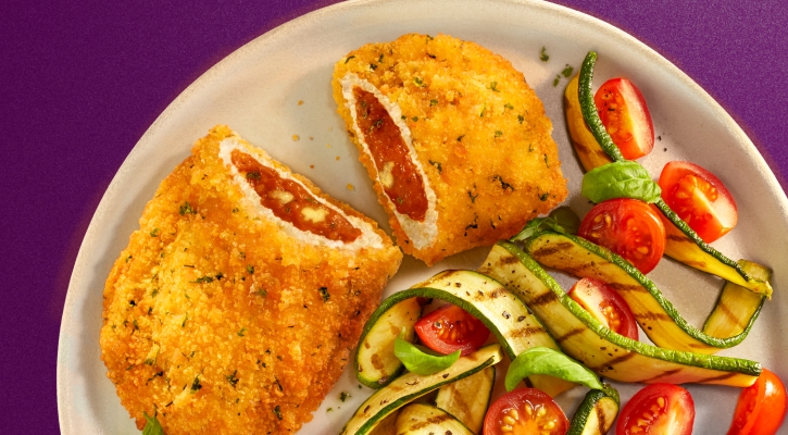 Tomaten Mozzarella Schnitzel mit gebratener Zucchini, Kirschtomaten und Nudeln