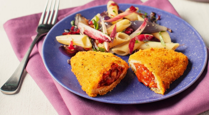 Tomaten Mozzarella Schnitzel mit Pasta und karamellisierten Zwiebeln