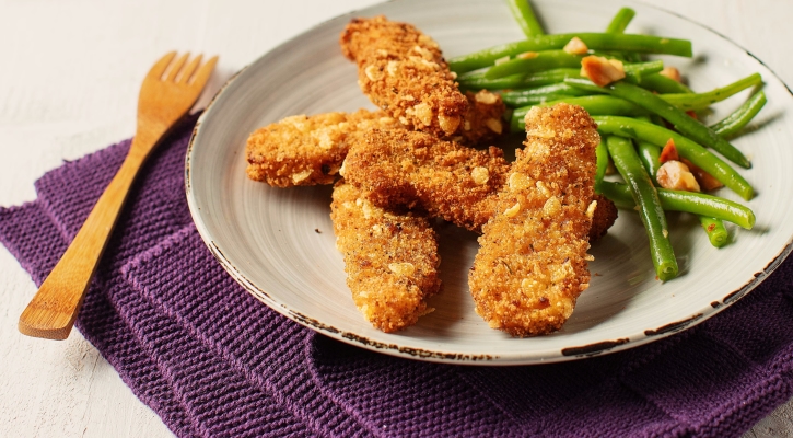 Crispy Sticks mit Süßkartoffelpommes und grünen Bohnensalat