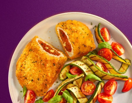 Tomaten Mozzarella Schnitzel mit gebratener Zucchini, Kirschtomaten und Nudeln