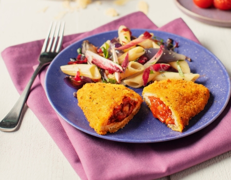 Tomaten Mozzarella Schnitzel mit Pasta und karamellisierten Zwiebeln