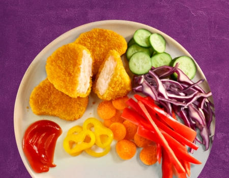 Chik'n Nuggets mit Ofenkartoffeln und Gemüsesticks​