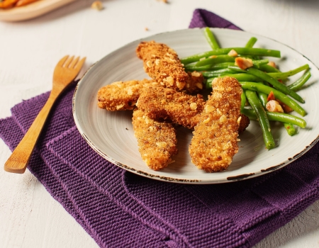 Crispy Sticks mit Süßkartoffelpommes und grünen Bohnensalat